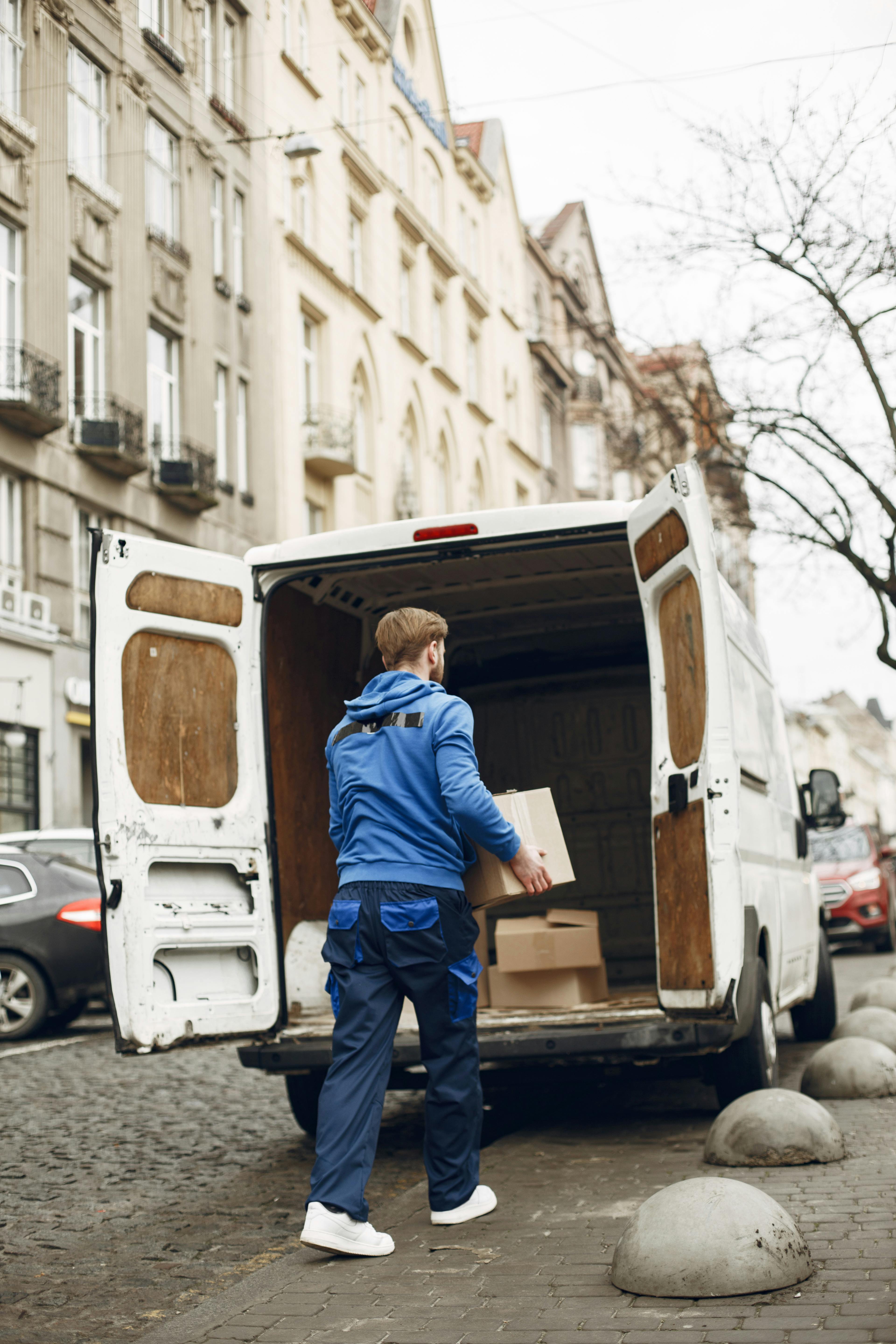 Cargo delivery truck